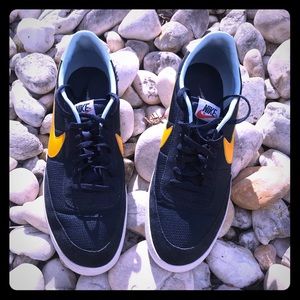 CHEAP USED Blue white and yellow Nike’s